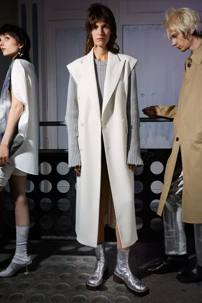Look 18
